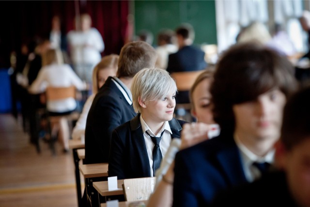 Matura 2015 Historia Liceum (POZIOM ROZSZERZONY - TEMATY) Nowa matura Historia rozszerzona - TEMATY, ARKUSZ CKE i ODPOWIEDZI - już dzisiaj matura z historii. Licealiści piszą tylko wersję rozszerzoną. Gdzie znaleźć odpowiedzi na pytania z historii? Kiedy będzie dostępny arkusz CKE? Pełny arkusz CKE opublikujemy jeszcze dzisiaj na naszym portalu GazetaWroclawska.pl.