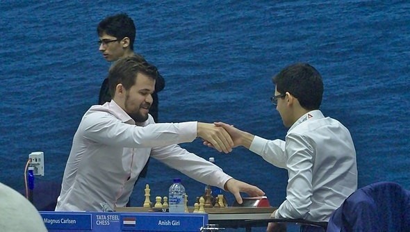 Mistrz świata Norweg Magnus Carlsen (z lewej) walczy z szachowymi oszustami bez większego wsparcia FIDE