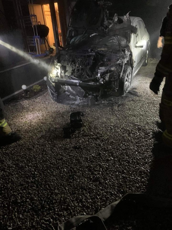 Pożar samochodu w Smagowie w gminie Borkowice. Auto stało blisko domu, ale ogień się nie rozprzestrzenił. Zobacz zdjęcia
