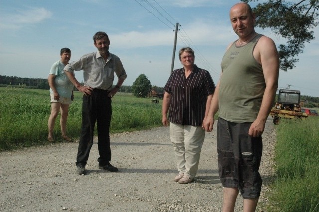 - Na zrobienie tej drogi czekamy już od 30 lat &#8211; mówią (od lewej) Piotr Mrugała, Małgorzata Ochman-Lizurek, Herbert Brodowy i Józef Kubiciel.