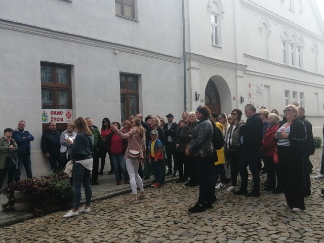 Piękna słoneczna pogoda w sobotę, 2 października, sprawiła, że Sandomierz przeżywał turystyczne oblężenie. Rynek już od rana tętnił życiem i z każdą godziną przybywało ludzi. Szczególnie dużo było zorganizowanych grup turystycznych, które korzystając ze słonecznej aury postanowiły zwiedzić Królewskie Miasto.Zobaczcie na kolejnych slajdach, jak Sandomierz tętnił życiem w sobotę, 2 października.