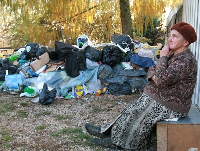 - Śmieci, zaraz tam śmieci&#8230; - obrusza się pani Wanda, właścicielka posesji przy ulicy Potokowej w Radomiu, zapytana o przydomowe składowisko. - To jest mój zarobek.