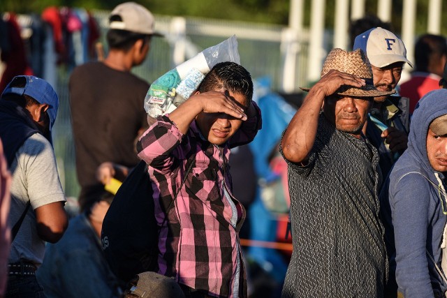 Migranci z Hondurasu oczekujący na przejściu granicznym między Gwatemalą a Meksykiem