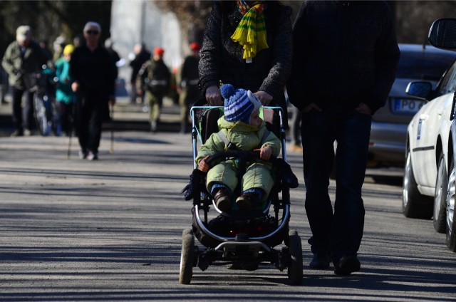 PiątekW piątek w Poznaniu temperatura osiągnie 0 stopni Celsjusza. Jednak odczuwalne będą aż - 3 stopnie. Wiatr będzie wiał z prędkością 11 km/h, a ciśnienie wzrośnie do 1027 hPa. Nie będzie opadów zarówno deszczu, jak i śniegu. W nocy temperatura spadnie do -3 stopni Celsjusza.Zobacz prognozę na kolejne dni ---->