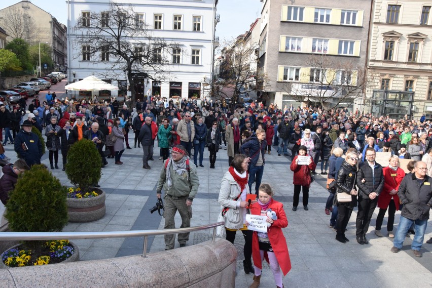 Bielsko-Biała: Wiec poparcia dla strajkujących nauczycieli. Plac Chrobrego wypełniony po brzegi [ZDJĘCIA]