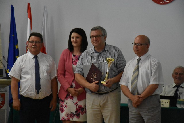 Podczas ostatniej sesji Rady Powiatu dyrektor ZS1 Piotr Wiśniewski otrzymał puchar i gratulacje za osiągnięty przez szkołę wynik, a także za ponowne zwycięstwo w konkursie na dyrektora tej placówki.