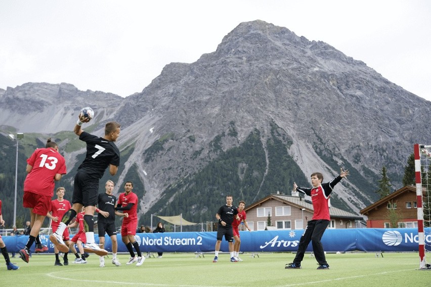 Juniorzy młodsi PGE VIVE Kielce drudzy na turnieju w Szwajcarii. Grali na trawie, na otwartym boisku z alpejskimi szczytami w tle