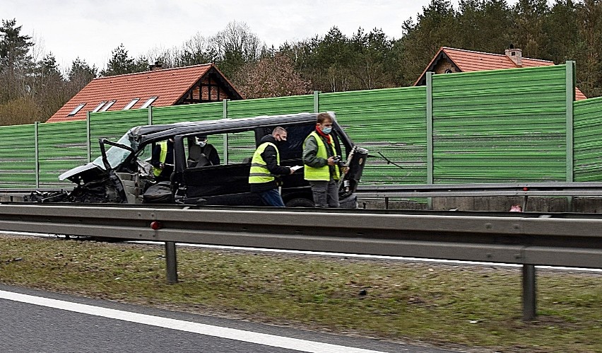 Poważny wypadek między Stargardem a Szczecinem. Bus wjechał w bariery. Są ranni 
