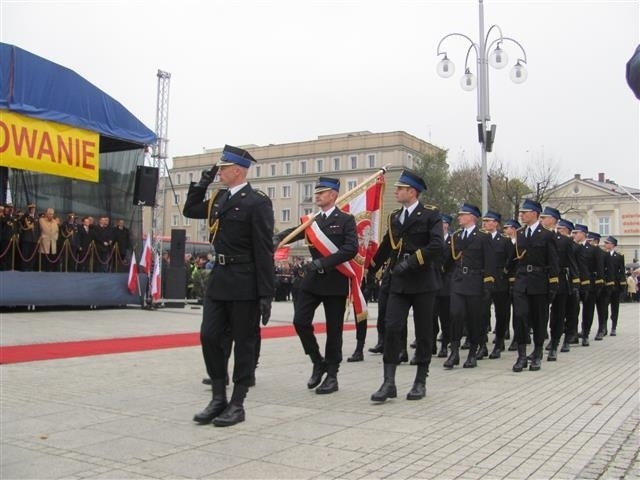 Defilada i ślubowanie strażaków w Częstochowie. Towarzyszyły...