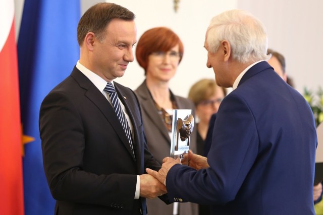 Prezydent Andrzej Duda wręcza nagrodę prezesowi Huty Stalowa Wola Antoniemu Rusinkowi.