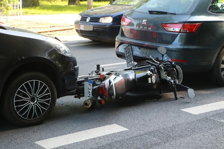 Wypadek dwóch aut i motocykla na Mickiewicza. Młoda motocyklistka w szpitalu (ZDJĘCIA)