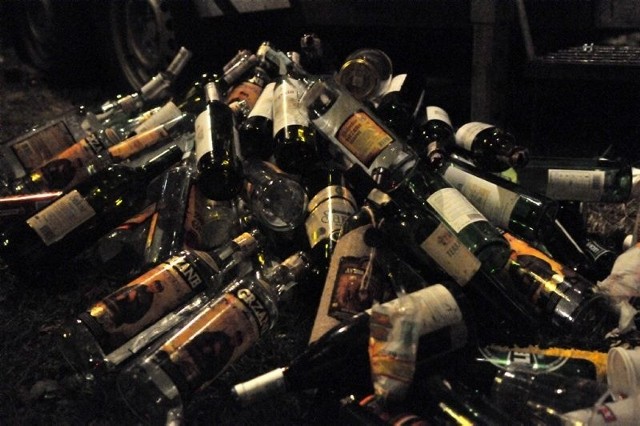 Nocne libacje alkoholowe pozostawiają za sobą sterty butelek przed straganami