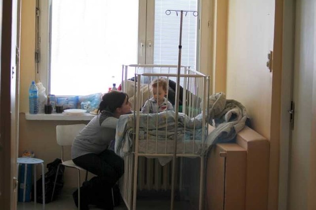 19 miesięczny Alanek leży na korytarzu, bo na oddziale obserwacyjno - zakaźnym Szpitala Dziecięcego w Kielcach brakuje już miejsca w salach chorych