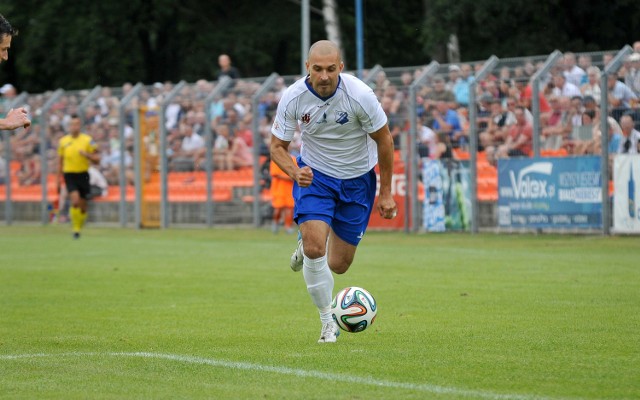 Napastnik MKS-u Kluczbork Maciej Kowalczyk.