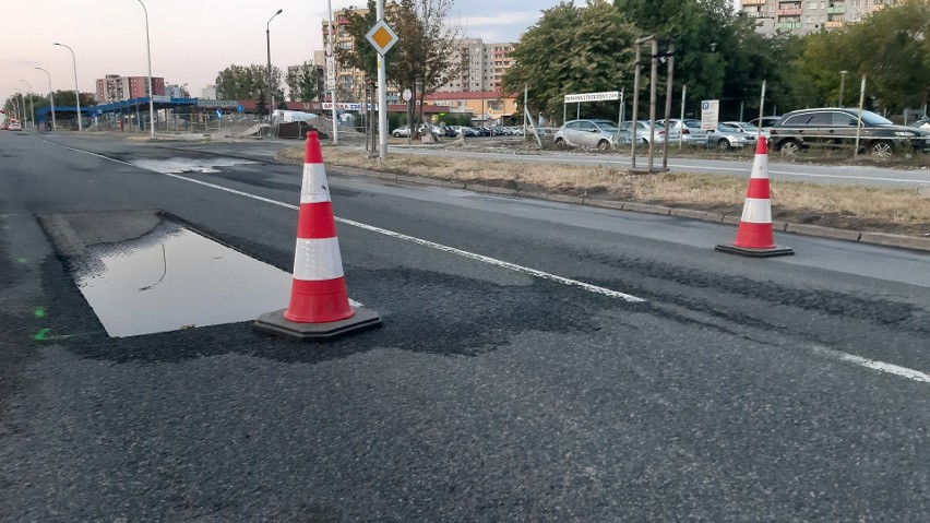 Na ulicy Sosnkowskiego w niedzielne popołudnie ostało się...