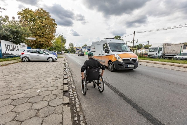 Stan chodnika przy ul. Makuszyńskiego uniemożliwia osobom z niepełnosprawnościami poruszanie się na wózku, dlatego zamiast niego wybierają ulicę.