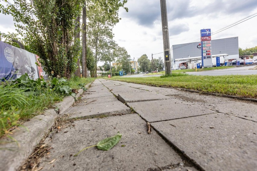 Stan chodnika przy ul. Makuszyńskiego uniemożliwia osobom z...