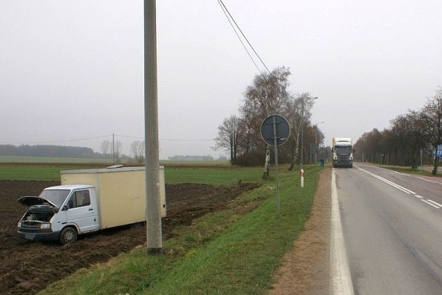 W wyniku zderzenia 53-letni kierowca renault z pasażerką trafili do szpitala. Badanie alkomatem wykazało, że kierowcy pojazdów uczestniczących w zdarzeniu byli trzeźwi. Teraz przyczyny i szczegółowe okoliczności zdarzenia wyjaśniają sokólscy policjanci.