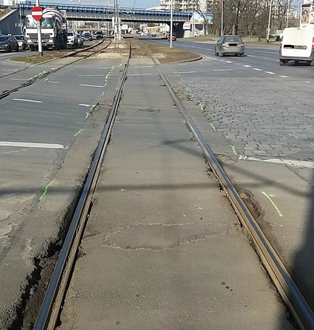 Fatalny stan torowiska na ul. Legnickiej przy skrzyżowaniu z Zachodnią