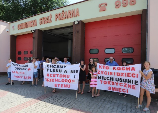Tak demonstrowali mieszkańcy Borkowic 13 czerwca żądając szybkiego usunięcia setek ton trujących odpadów. Podobny protest będzie 3 września.