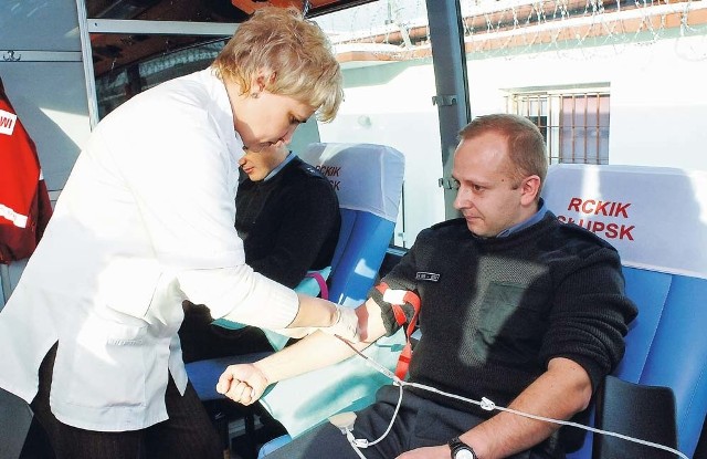 Ppor. Grzegorz Michalak postanowił, że będzie częściej oddawać krew. W czwartek zrobił to po raz pierwszy. Krew pobrała od niego Ewa Węgiel ze słupskiej stacji krwiodawstwa. 