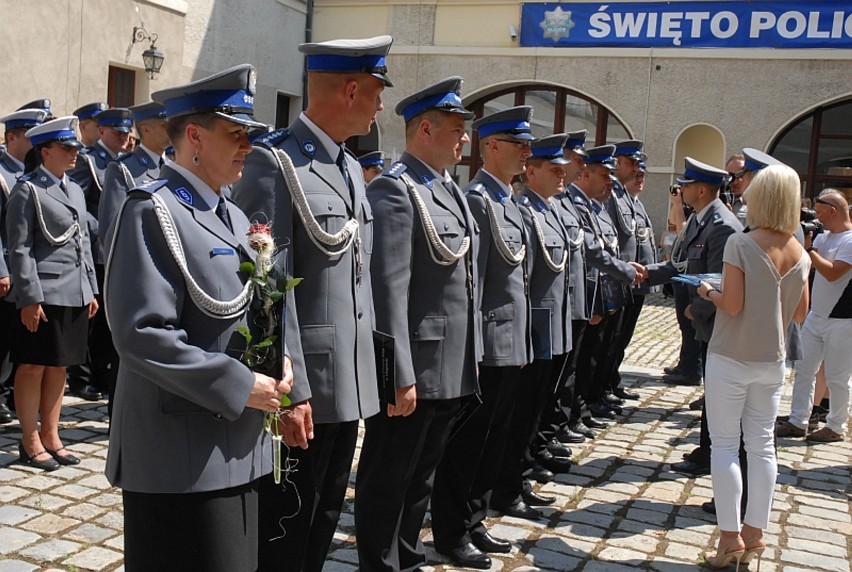 W Głogowie policjanci świętowali na zamkowym dziedzińcu. 80...