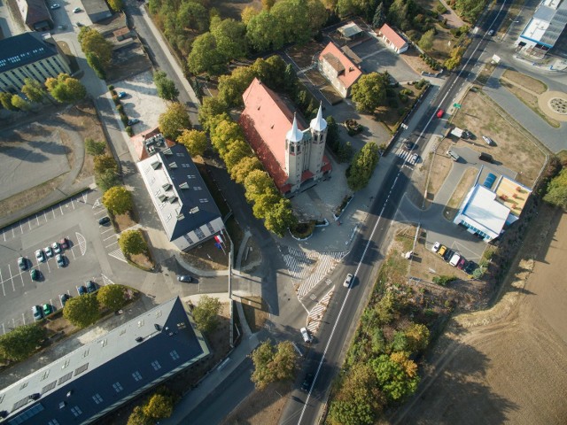 W miejscu, gdzie powstanie tzw. rondo okularowe, krzyżują się drogi wojewódzka i krajowa. Jest także wjazd na kampus uczelni.