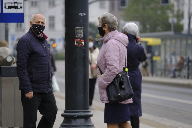 Obostrzenia w Polsce. Czy restrykcje zostaną przedłużone? Tak, jak zapowiadał minister zdrowia, Adam Niedzielski, od 28 grudnia do 17 stycznia w Polsce obowiązują zaostrzone obostrzenia w związku z pandemią koronawirusa. Nadal nieczynne są lokale gastronomiczne, baseny, siłownie, instytucje kultury itd. Dodatkowo zamknięto hotele i stoki narciarskie, a także większość sklepów w galeriach handlowych. Wiele osób zastanawia się, czy po 17 stycznia obostrzenia zostaną poluzowane? Czy przynajmniej najmłodsze dzieci z klas I-III wrócą do szkół? Czy otwarte zostaną sklepy? Zebraliśmy dla Was najważniejsze i najnowsze informacje w tej sprawie.Sprawdź najważniejsze informacje ws. obostrzeń po 17 stycznia 2021 na kolejnych stronach ---->