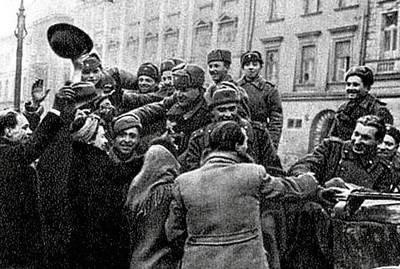 Sowieci w Krakowie w styczniu 1945 r. Początkowa radość rychło zmieniła się w rozpacz. FOT. ARCHIWUM