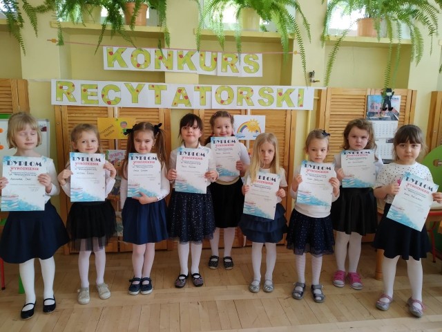 Dzieci z przedszkole numer 1 otrzymały gratulacje za udział w konkursie recytatorskim.