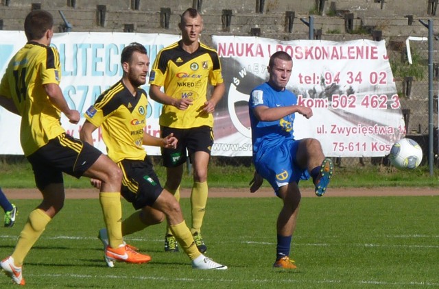 Piłkarze Gryfa Wejherowo (żółte koszulki) wracają do drugiej ligi po rocznej przerwie.