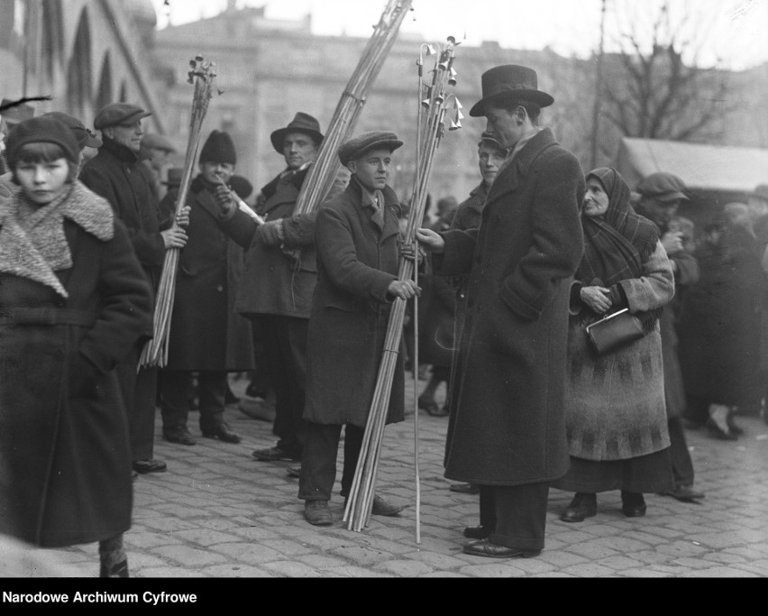 Kraków. Sprzedawcy gasideł do świec. Grudzień, 1934 rok