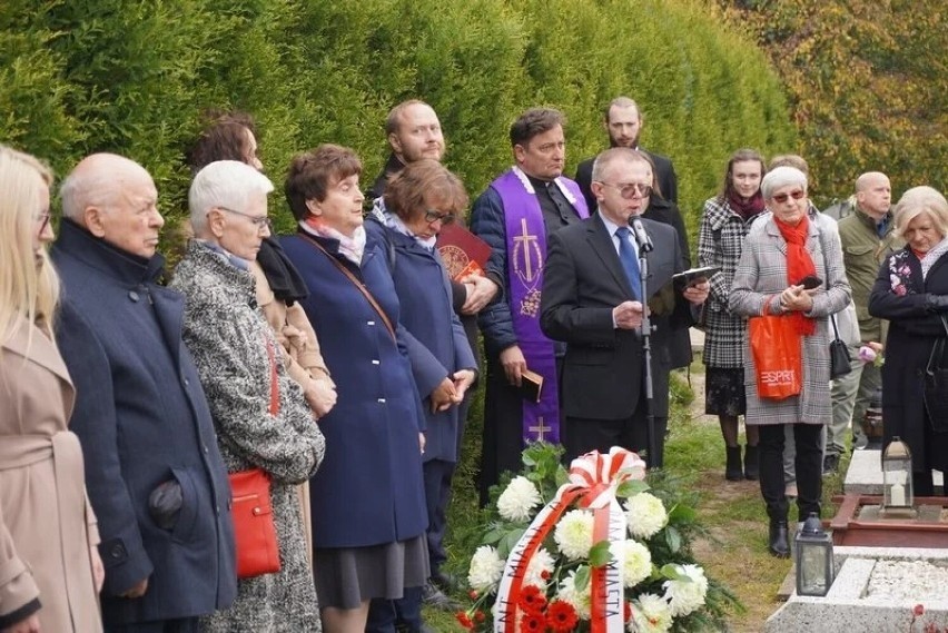 Zobacz kolejne zdjęcia. Przesuwaj zdjęcia w prawo - naciśnij...