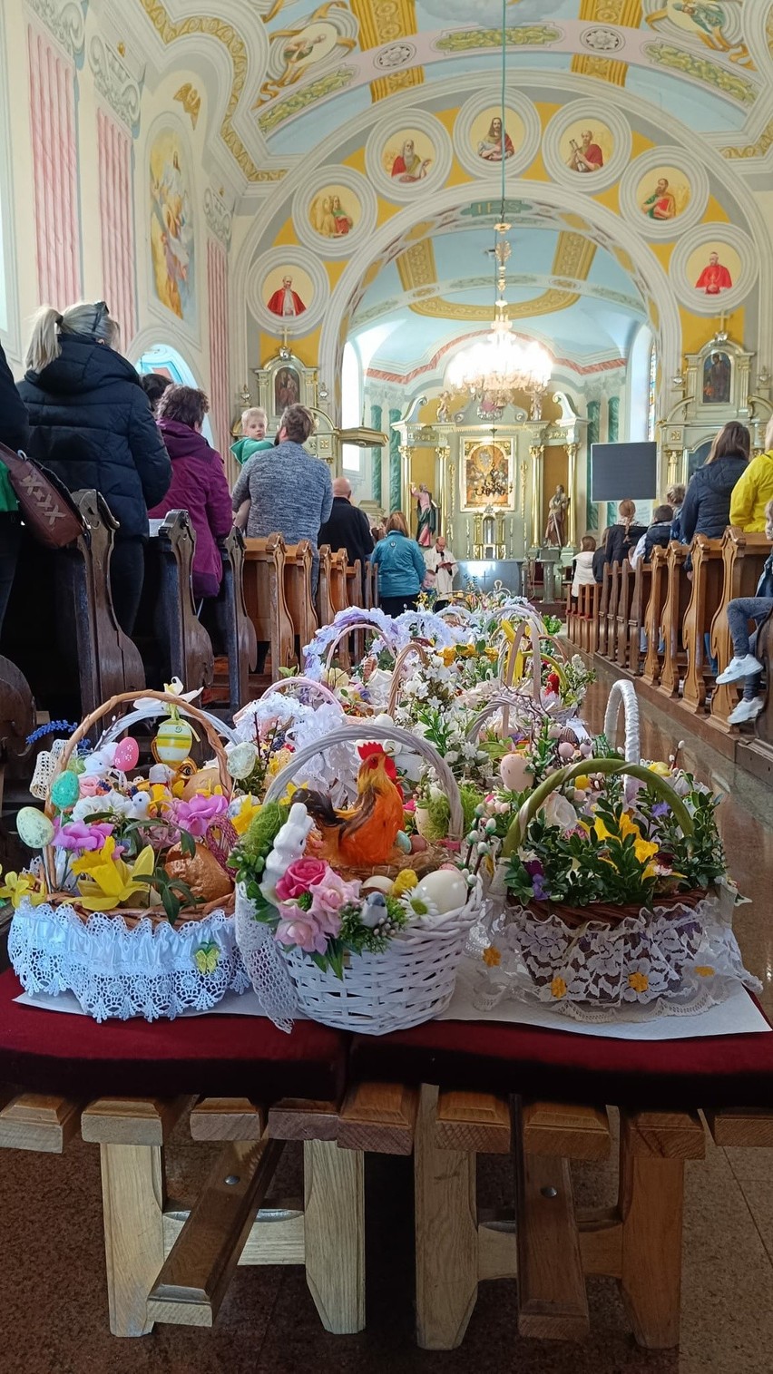 Wiele osób na święceniu pokarmów w kościele pod wezwaniem Przemienienia Pańskiego w Kazanowie