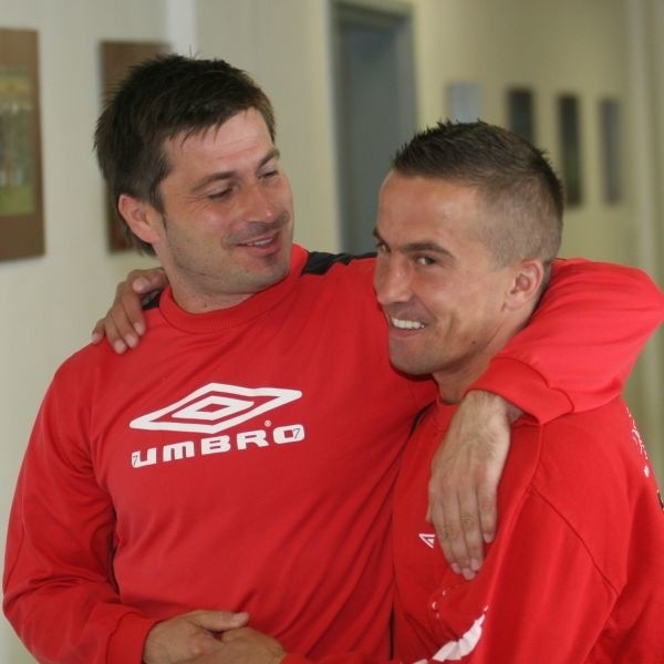 Arkadiusz Bilski, asystent trenera Jacka Zielińskiego (z lewej) i Marcin Kaczmarek przywitali się bardzo serdecznie.   