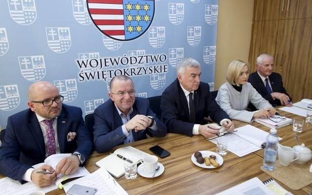 Od lewej członkowie zarządu Mariusz Gosek, Marek Bogusławski, marszałek województwa Andrzej Bętkowski i także członkowie zarządu Renata Janik i Marek Jońca.