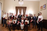 Łódź. Wręczenie aktów nadania obywatelstwa polskiego w Łódzkim. 18 osób otrzymało polskie obywatelstwo