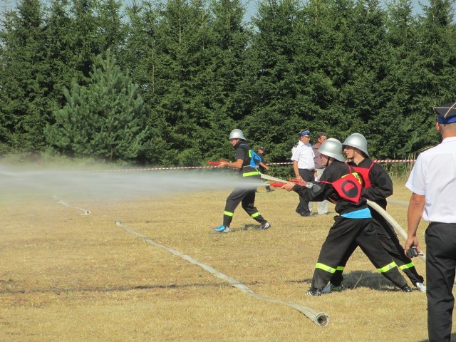 Zmagania o tytuł najlepszej jednostki Ochotniczej Straży Pożarnej w gminnych zawodów sportowo &#8211; pożarniczych w Rytwianach dostarczyły wielu emocji. Strażacy ochotnicy pokazali prawdziwą klasę i ducha walki.