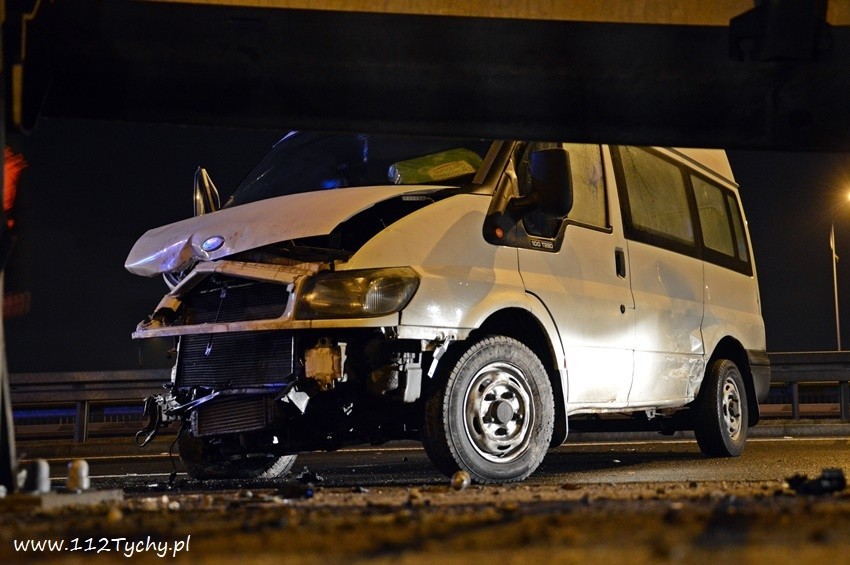 Wypadek busa i samochodu osobowego na DK1 w Tychach.