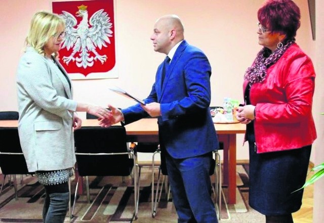 Starosta niżański Robert Bednarz wręcza akt nominacji powołanej na kolejną kadencję szefa Sanepidu Marii Budkowskiej
