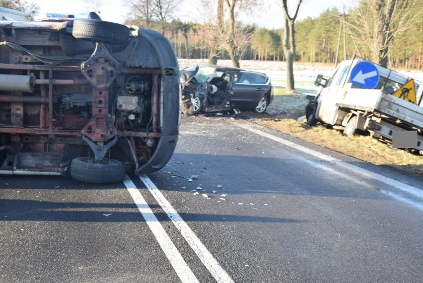 Wypadek w Rostkach gm. Szelków. Zderzenie 3 pojazdów na DK61. 20.12.2021