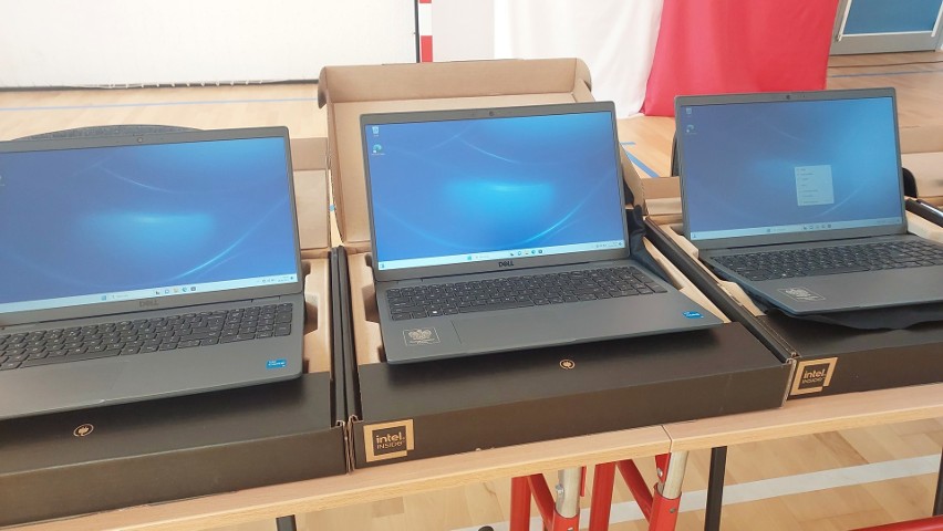 Nowe laptopy dla uczniów z terenu gminy Bałtów. Sprzęt trafił do 25 dzieci