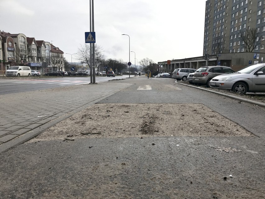 Nowa ścieżka rowerowa na alei 3 Maja w Słupsku ma już dziurę. Przyczyną jest awaria sieci wodociągowej [ZDJĘCIA]
