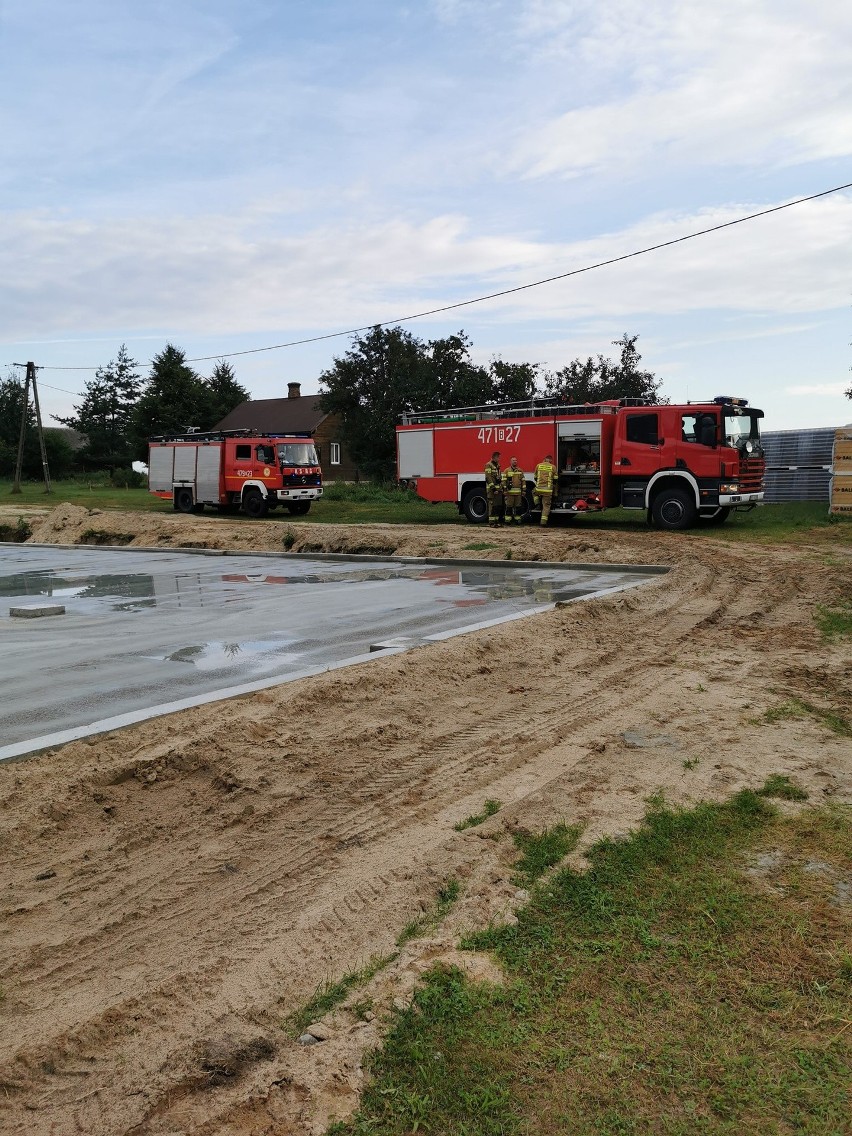 Koryciny. Pożar hali produkcyjnej w regionie. 10 zastępów walczyło z ogniem [ZDJĘCIA]