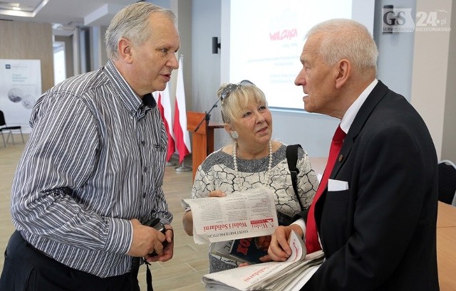 Założyciel Solidarności Walczącej, Kornel Morawiecki (z prawej) i dawni działacze szczecińscy SW, Janina i Andrzej Nawojscy