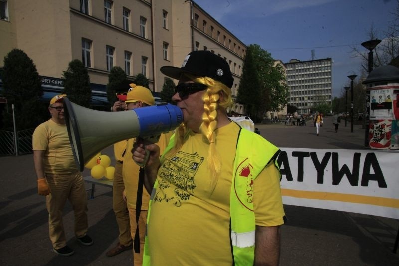 Żółta Alternatywa żąda uwolnienia kaczki! Happening w pasażu Schillera