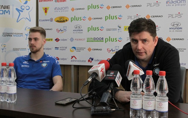 Kamil Droszyński (od lewej), rozgrywający Cerradu Czarnych Radom i trener Robert Prygiel na konferencji prasowej przed meczem z Aluronem Virtu Wartą Zawiercie.