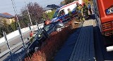 Dziwny wypadek w Wadowicach na parkingu przed supermarketem. Zjechała ze skarpy