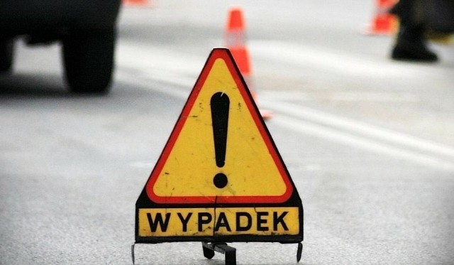 Z auta ciężarowego wysypał się na jezdnię przewożony przez nie granulat i oba pasy w kierunku Poznania zostały zablokowane.