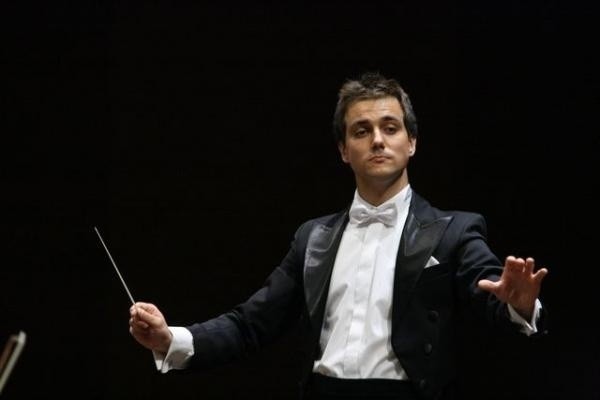 Jakub Chrenowicza od 2010 roku pełni funkcję asystenta Antoniego Wita, dyrektora Filharmonii Narodowej.